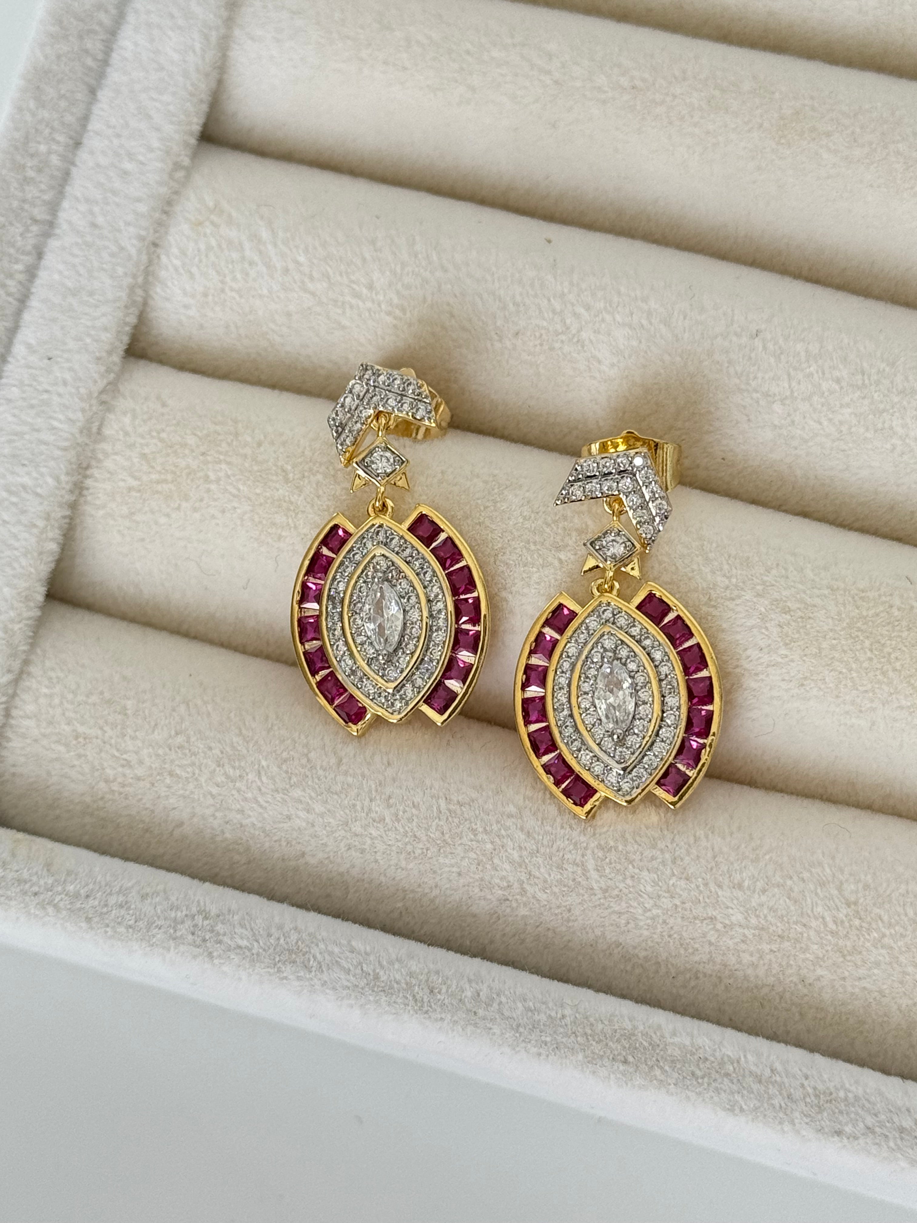 ARİAX PEMBE TAŞLI ÜÇGEN DETAYLI GOLD KÜPE