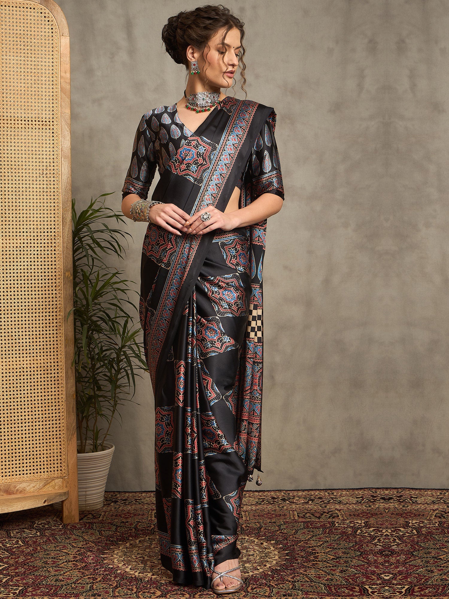 Women's Pure Crepe Black Printed Designer Saree With Blouse Piece