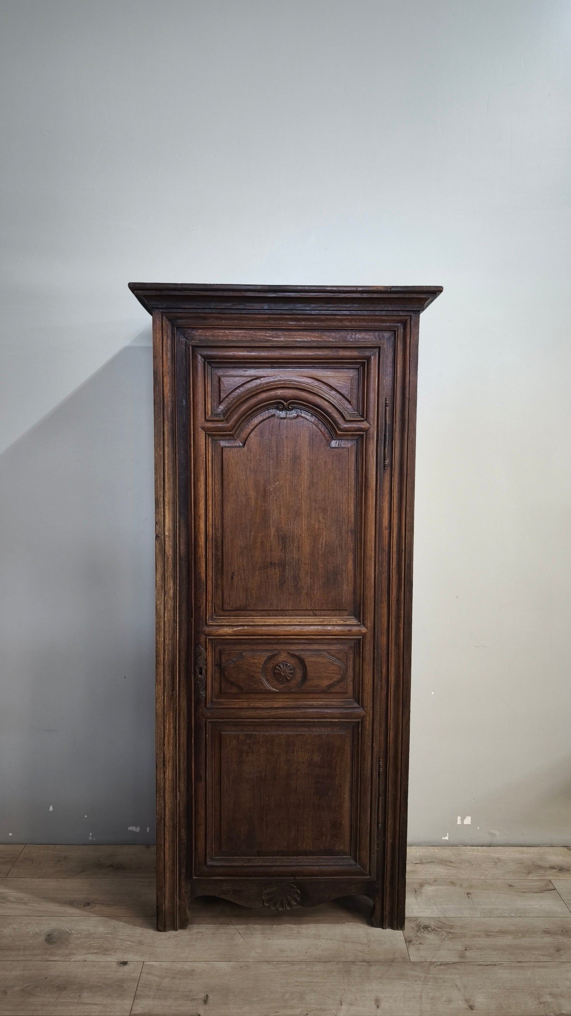217 Armadio un'anta in legno massello