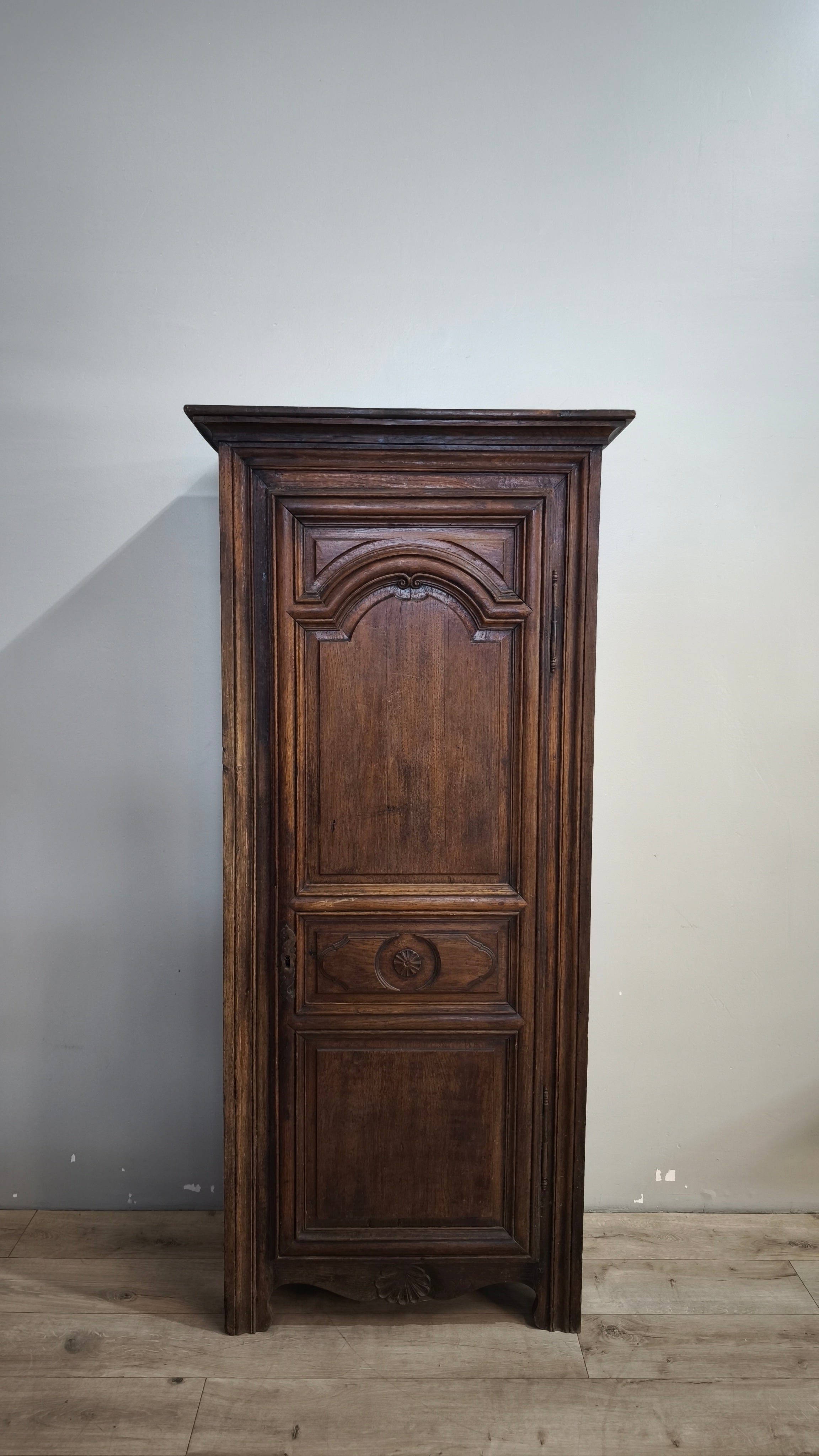 217 Armadio un'anta in legno massello