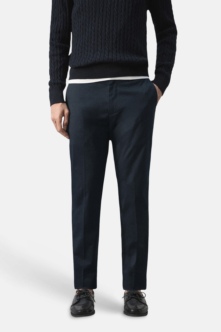 Pantalon chino bleu de MANGO, vu de dos, avec un motif uni et un pull bleu foncé.