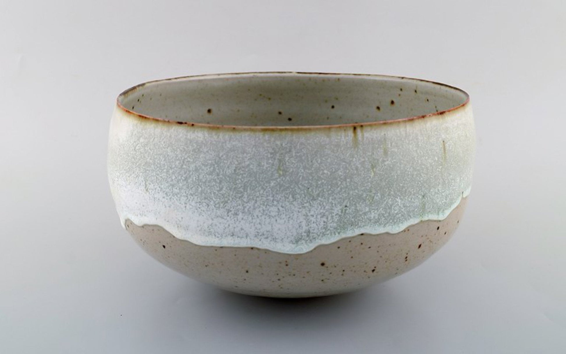 Alev Ebüzziya Siesbye for Royal Copenhagen. Stoneware circular bowl decorated with transparent gray and white glaze. 1960's.