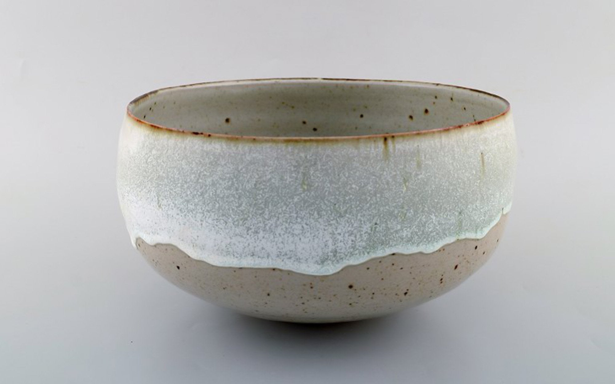 Alev Ebüzziya Siesbye for Royal Copenhagen. Stoneware circular bowl decorated with transparent gray and white glaze. 1960's.