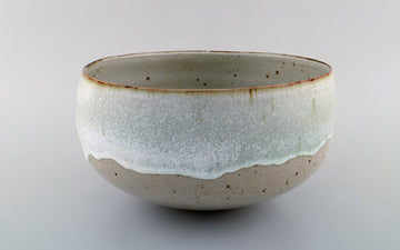 Alev Ebüzziya Siesbye for Royal Copenhagen. Stoneware circular bowl decorated with transparent gray and white glaze. 1960's.
