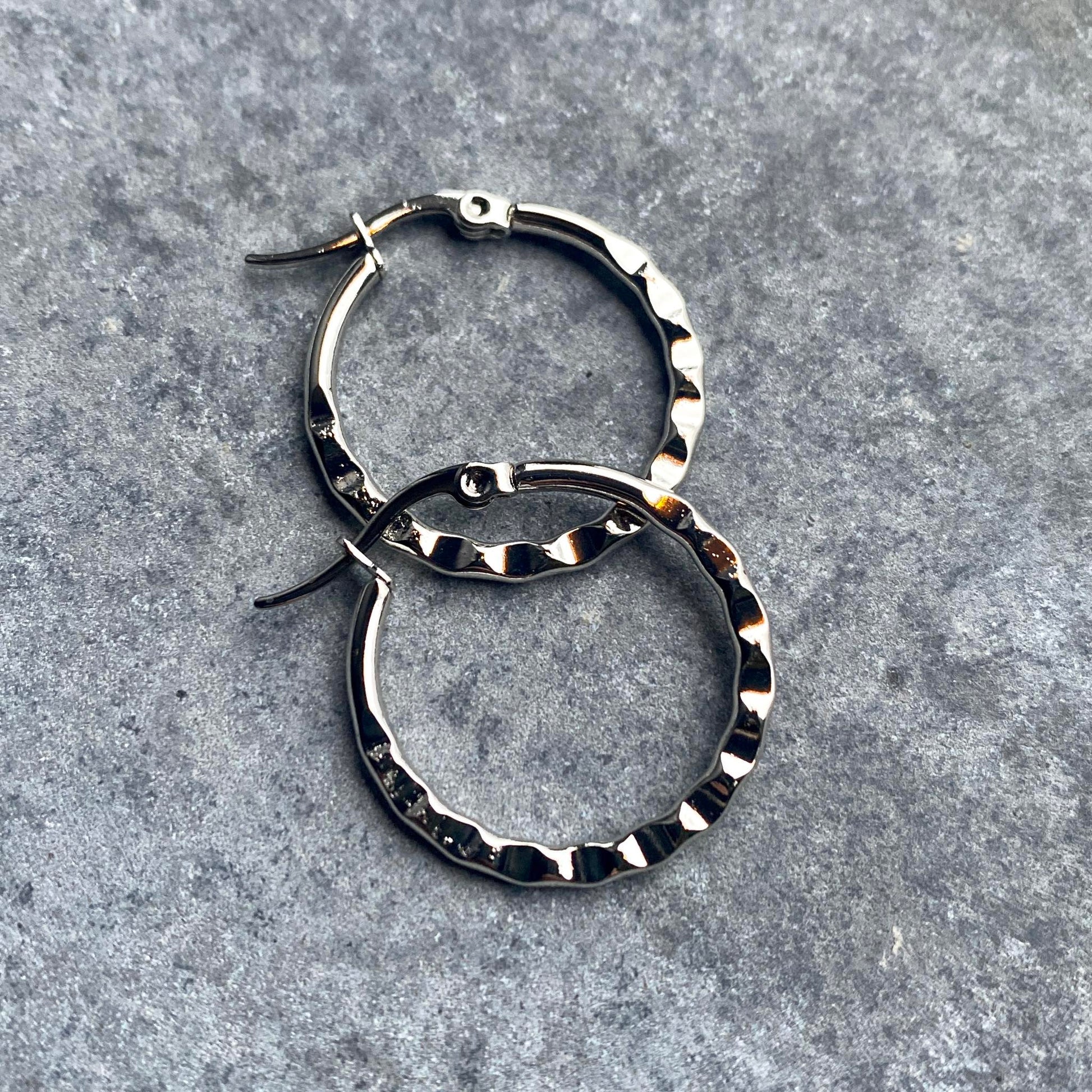 Lokkar silfraðir hamraðir 2.5 cm í þvermál