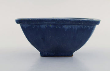Arne Bang. Bowl in glazed ceramics. Model number 191. Beautiful glaze in shades of blue. 1940 / 50's.