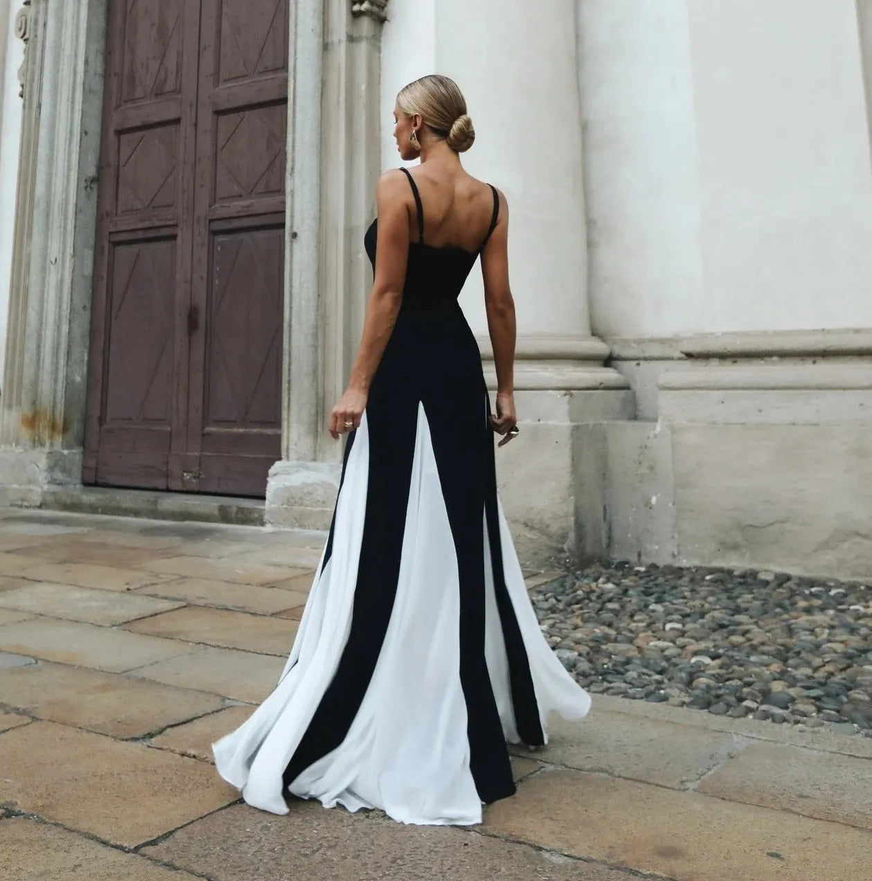 Black and White A-Line Prom Dress, Square Neck Sleeveless Evening Gown with Ruffled Chiffon Sweep Train, Empire Waist, Built-In Bra, Modern Capped