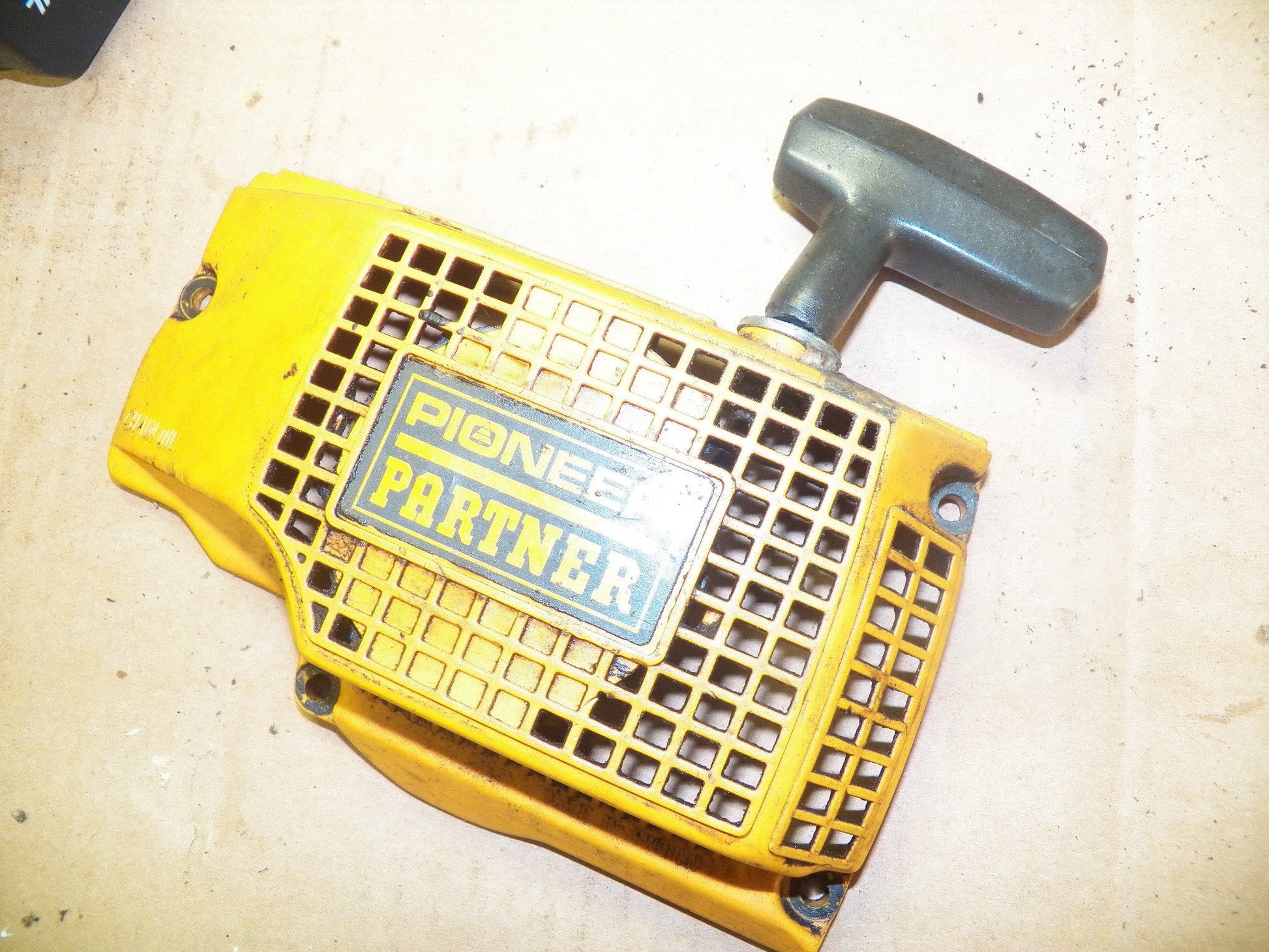 partner 500, 5000 chainsaw starter cover and pulley assembly