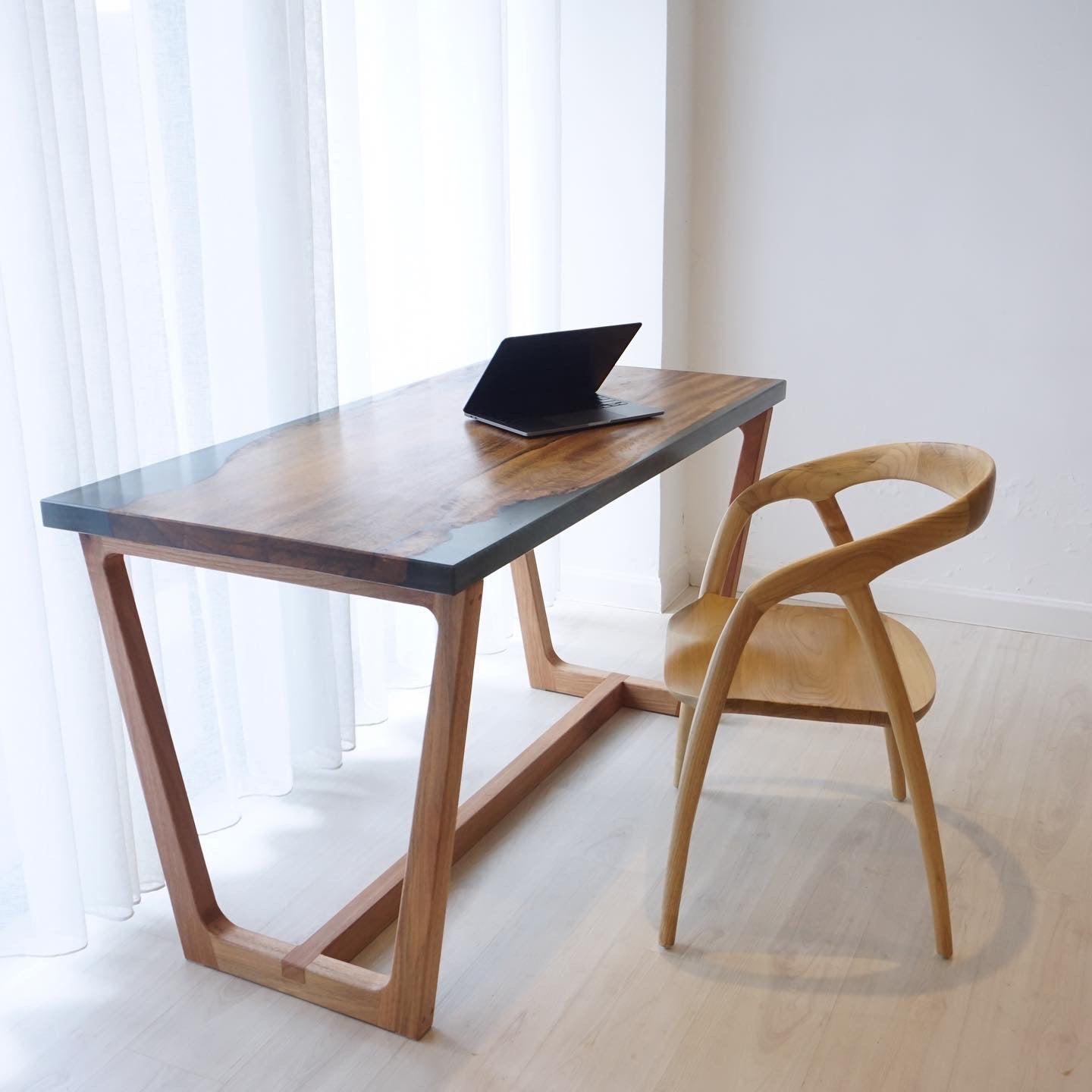 Richmond Desk