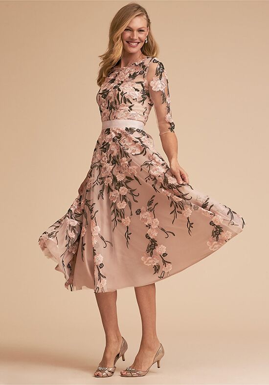 Pretty, polished, and just a little bit playful, this vintage-inspired dress flatters with its a-line silhouette and ill…