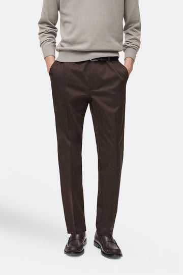 Pantalon cargo brun par MANGO, porté avec une ceinture noire et un pull gris.
