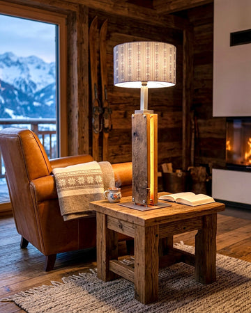 Handgefertigte Leuchte aus alten Eichenbrettern mit LED-Band und Schweizer Edelweiss-Stoff Lampenschirm von Artnic im Chalet-Stil.