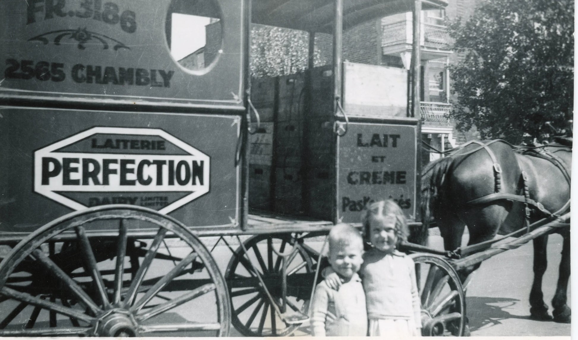 Enfants devant une voiture de livraison