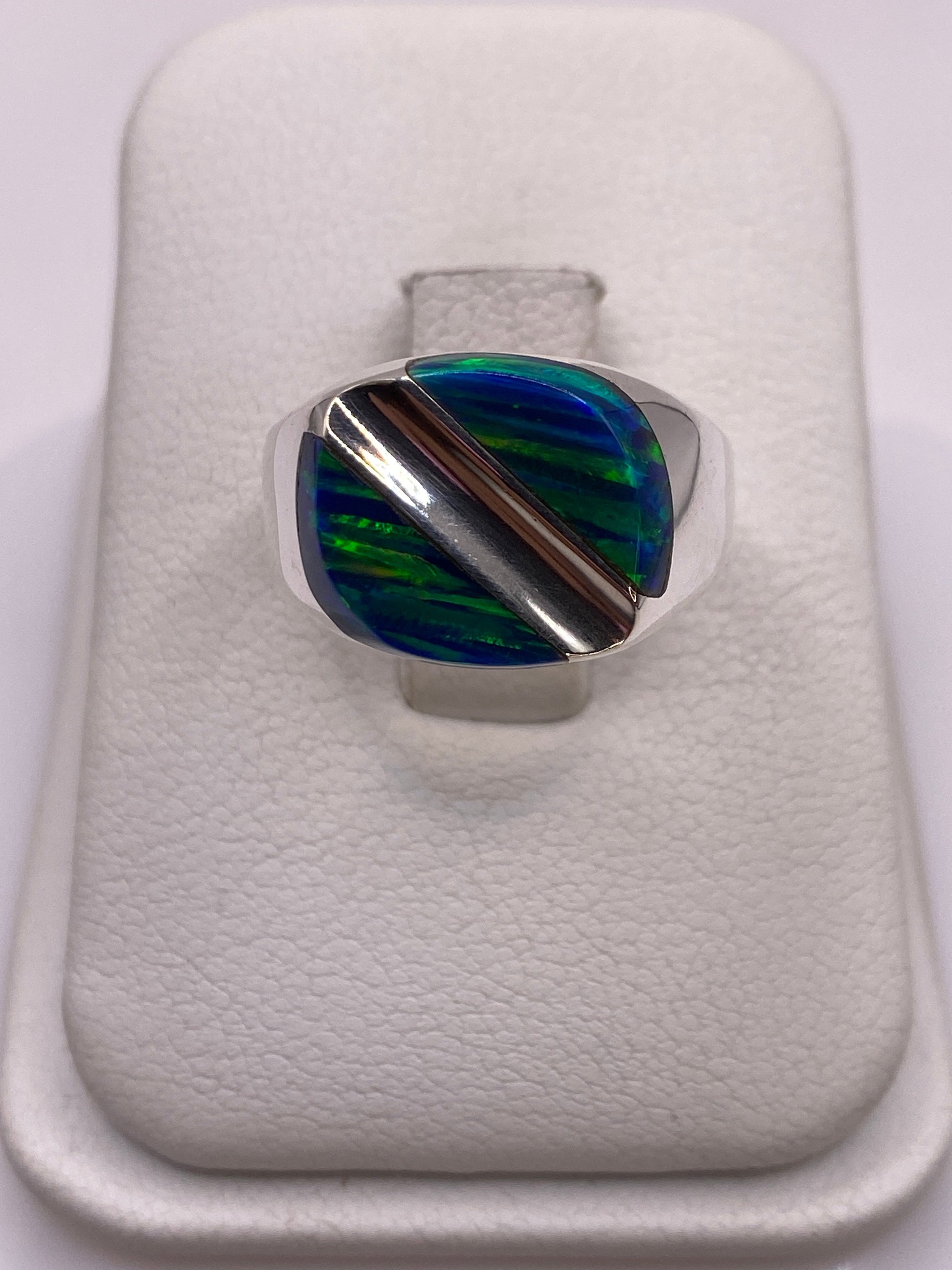 Anillo de plata .950 con ópalo de fuego natural azul y verde sobre fondo blanco