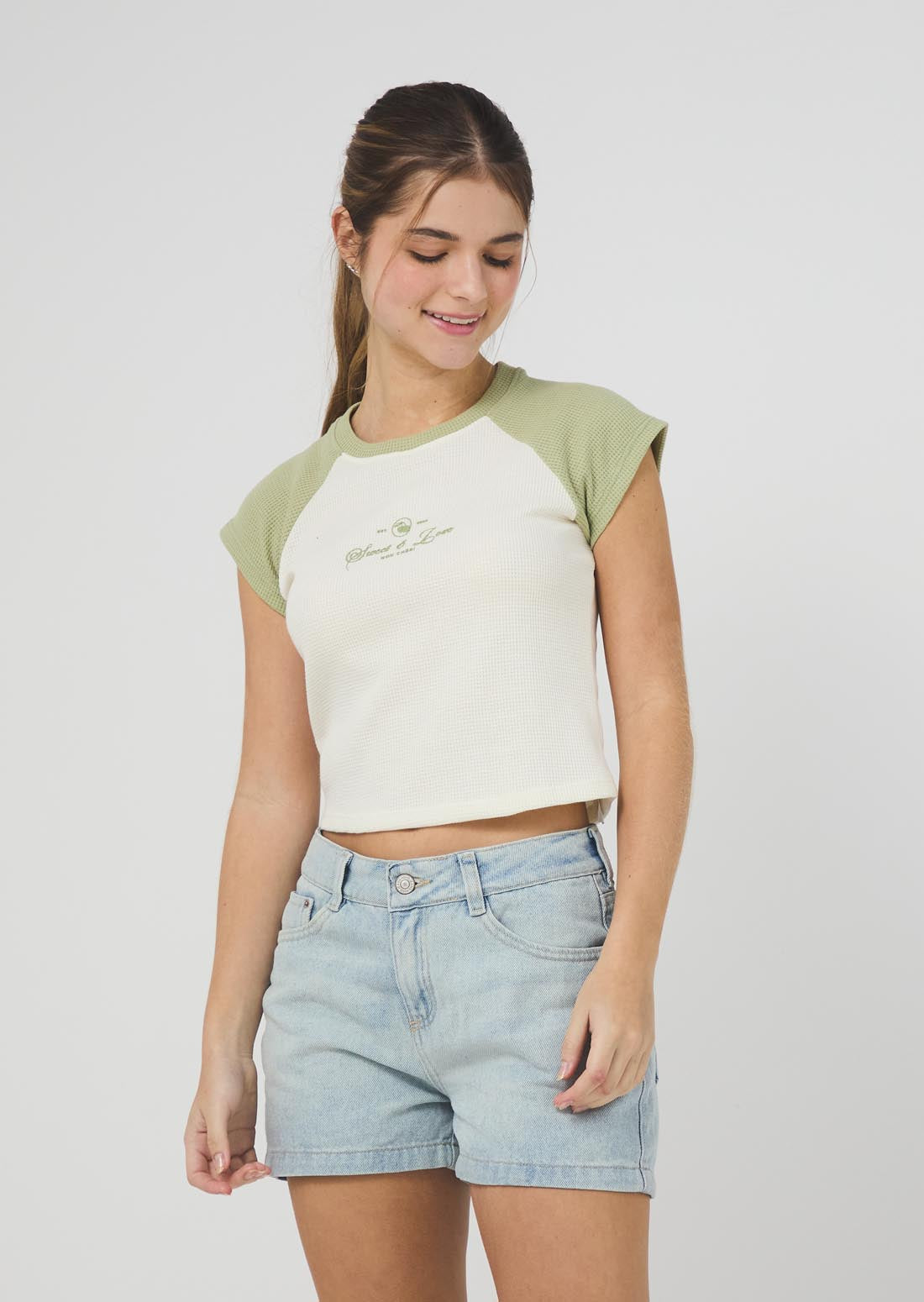 Camiseta pistacho con mangas en contraste para jóvenes