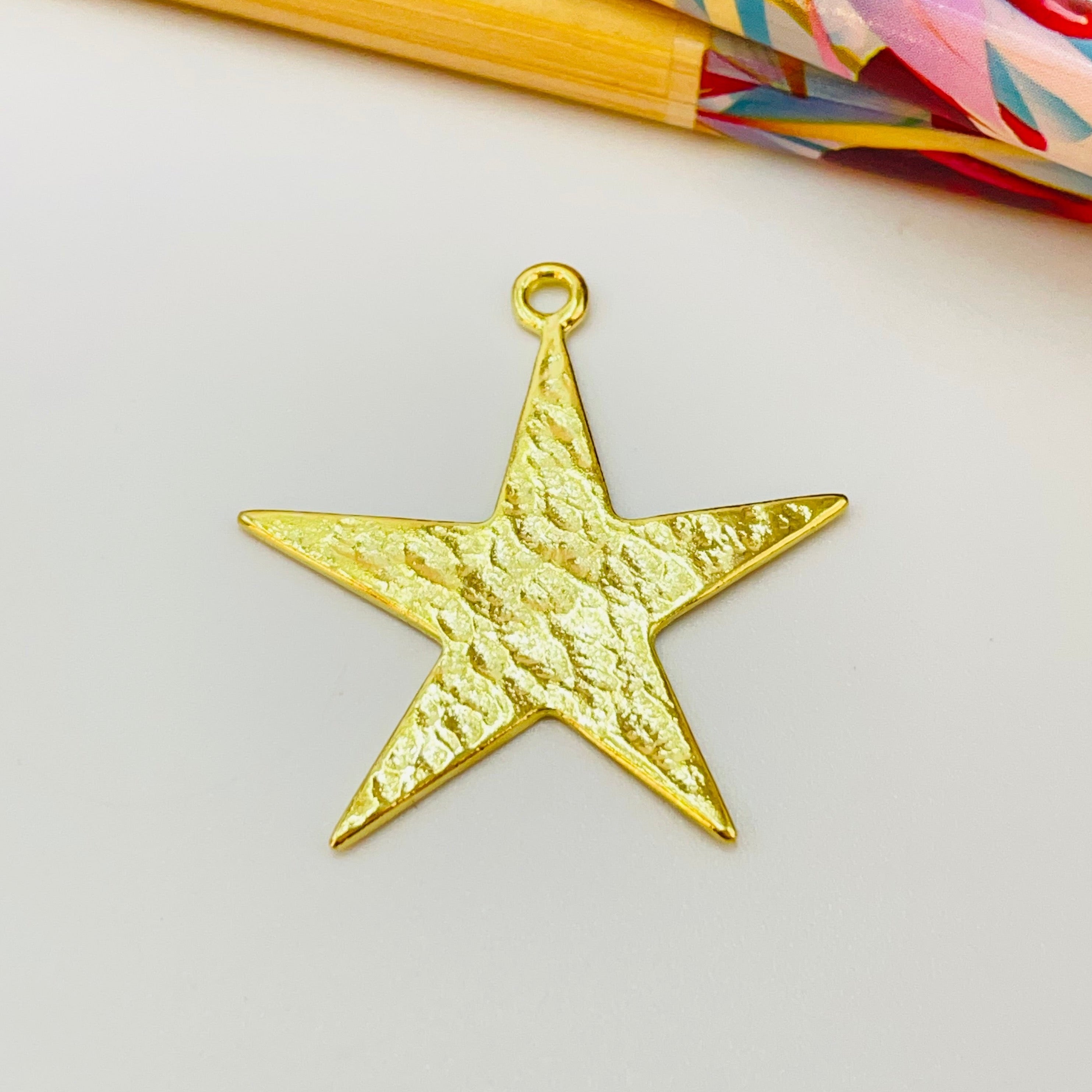 FO1120  Colgante Estrella Irregular Doble Faz Lijada y Martelado 30 x 30 mm más argollita Espesor 1 mm Figura Baño Oro
Figuras Bañadas hecho de Bronce Bañado en Oro 18K