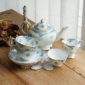 Service à thé "Merry" en porcelaine anglaise fleurie bleutée et dorée Crown Staffordshire