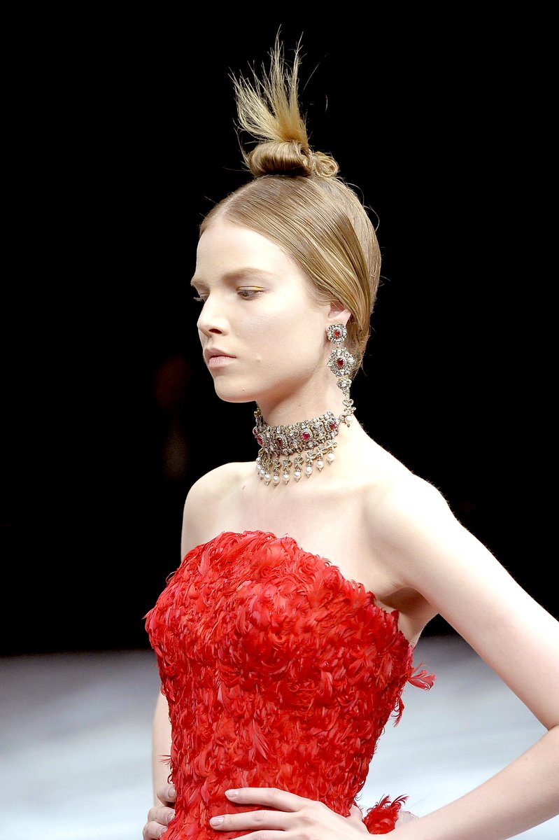 Magnificent feather gown of ✨Alexander McQueen✨ Fall/Winter 2008. 🪡