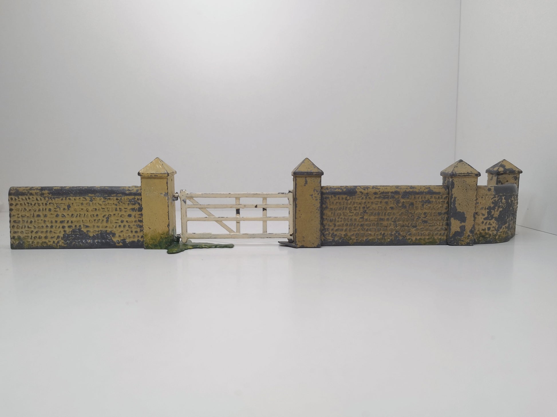 Britains Pre-War Floral Garden Series Flint Wall and Gate Sections x 8