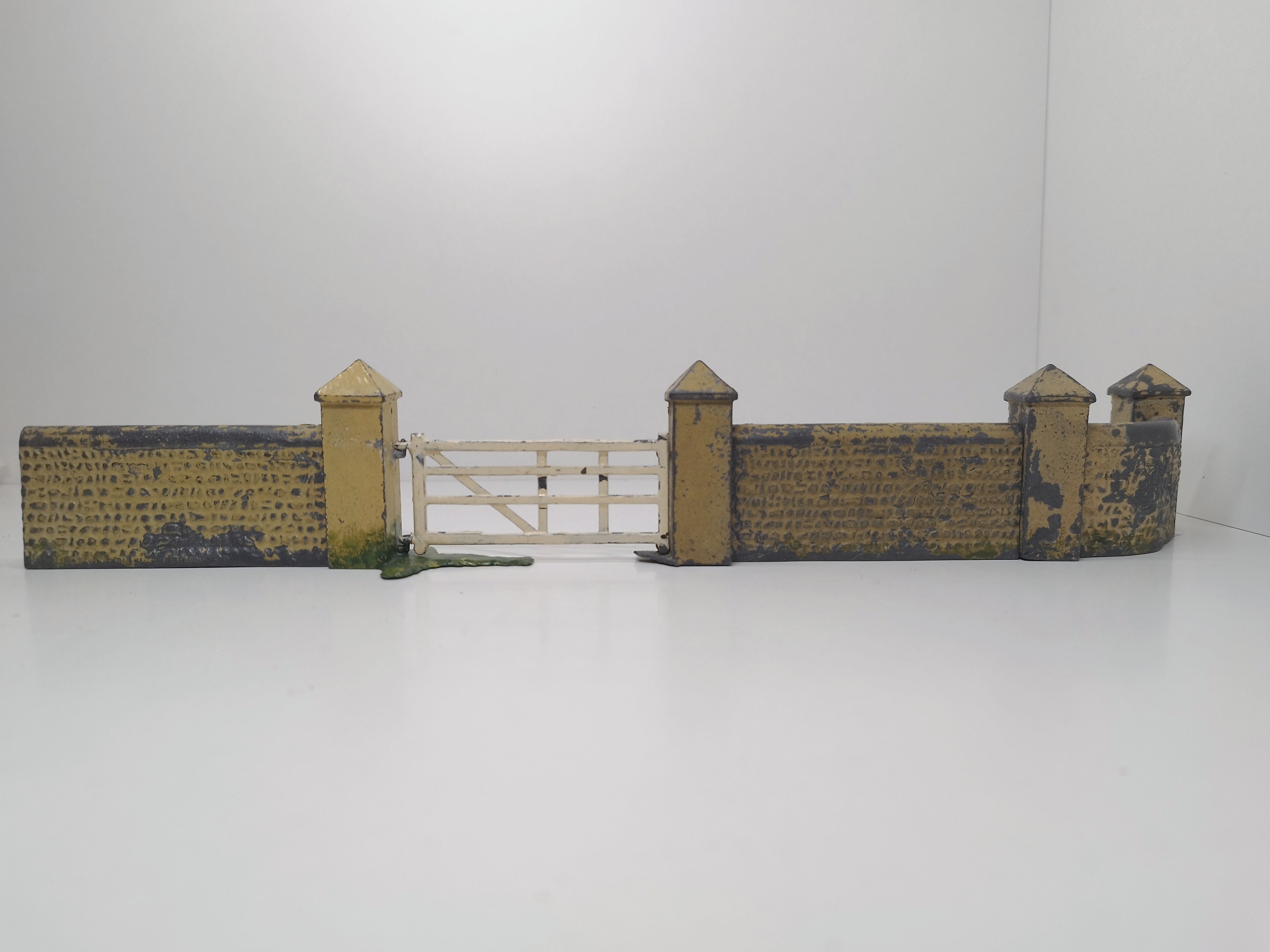 Britains Pre-War Floral Garden Series Flint Wall and Gate Sections x 8