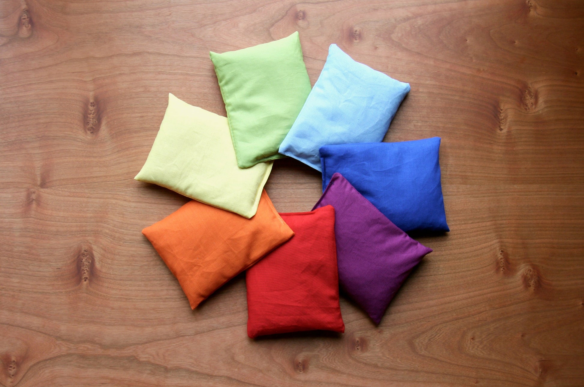 7 Reissäckchen in RegenbogenFarben  Set / Waldorf / Sandsäckchen