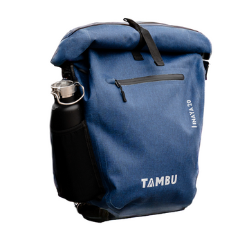 Blaue INAYA 20 Fahrradtasche von Tambu Outdoor, wasserabweisend, mit seitlicher Netztasche und schwarzem Verschlussriemen