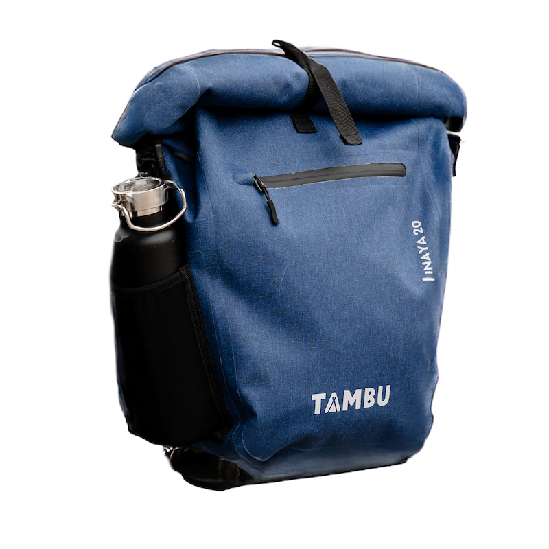 Blaue INAYA 20 Fahrradtasche von Tambu Outdoor, wasserabweisend, mit seitlicher Netztasche und schwarzem Verschlussriemen