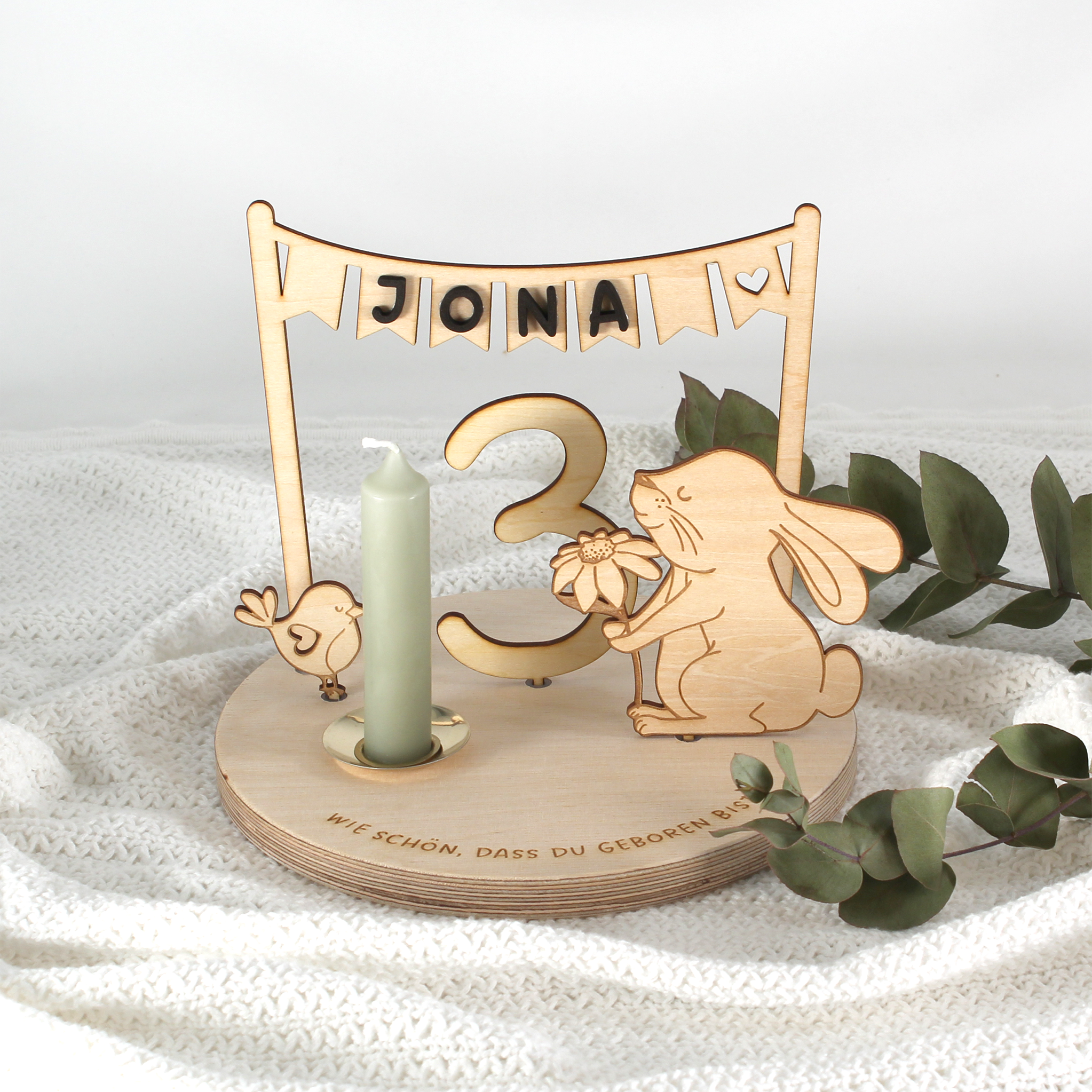 Personalisierter Geburtstagsteller aus Holz mit niedlichen Tiermotiven, personalisiertem Namensschriftzug und austauschbaren Zahlen. Ansicht von vorne