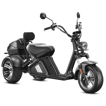 Ein stilvolles, schwarzes „Mangosteen M2-3 Wheel Trike E-Chopper-Trike“ von Mangosteen mit einem 40-Ah-Akku, großen Reifen, einem bequemen Sitz und einem Staufach am Heck, das Geschwindigkeiten von bis zu 45 km/h erreicht, ist von vorne vor einem schlichten weißen Hintergrund abgebildet.