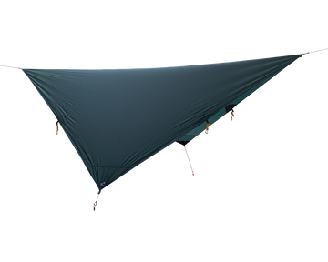 MOON TARP leichtes Tarp mit Aufhängungspunkten, dunkelgrün, als Dreiecksform gespannt