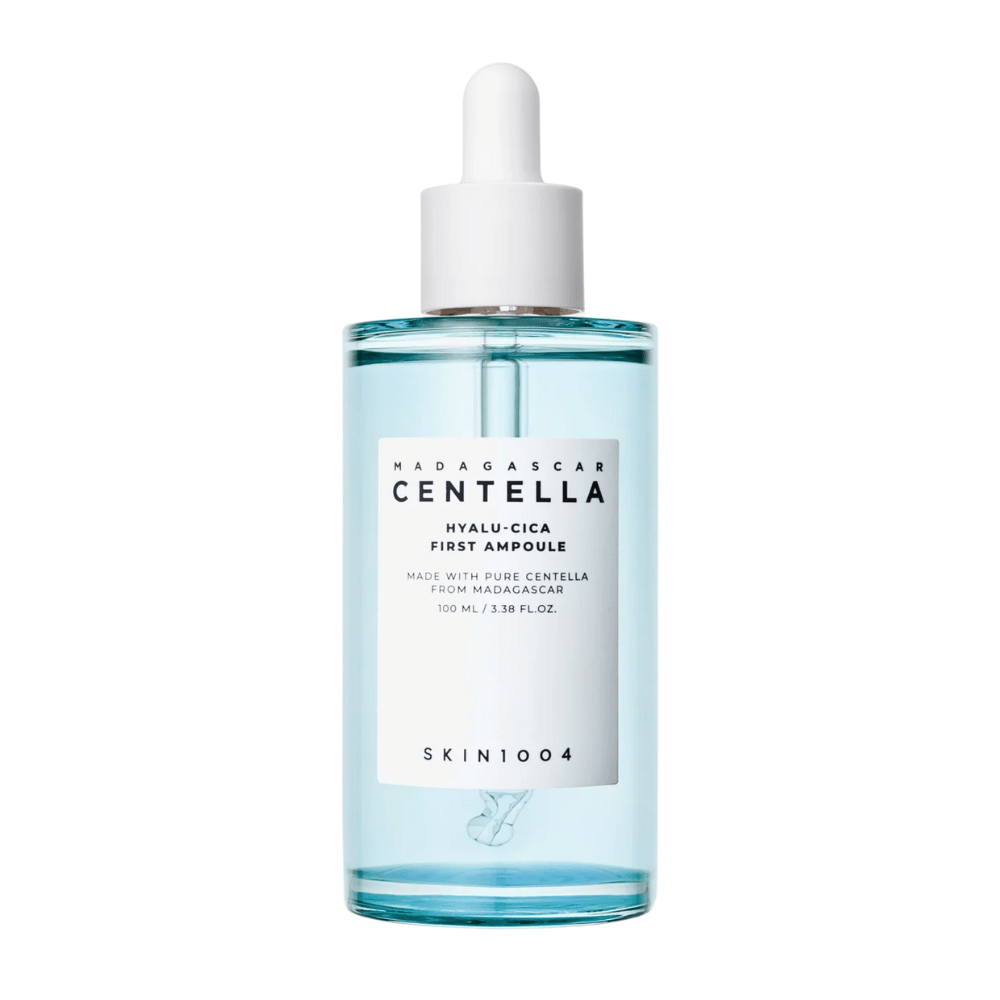 Produktbillede af Skin1004 Madagascar Centella Hyalu-Cica First Ampoule, 100 ml flaske med hvid etiket og pipette.