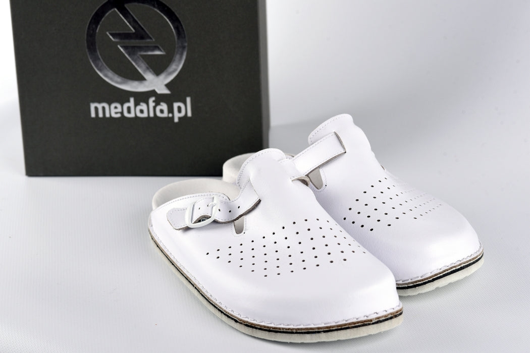 Białe klapki medyczne NAT1 przed pudełkiem z logo Medafa