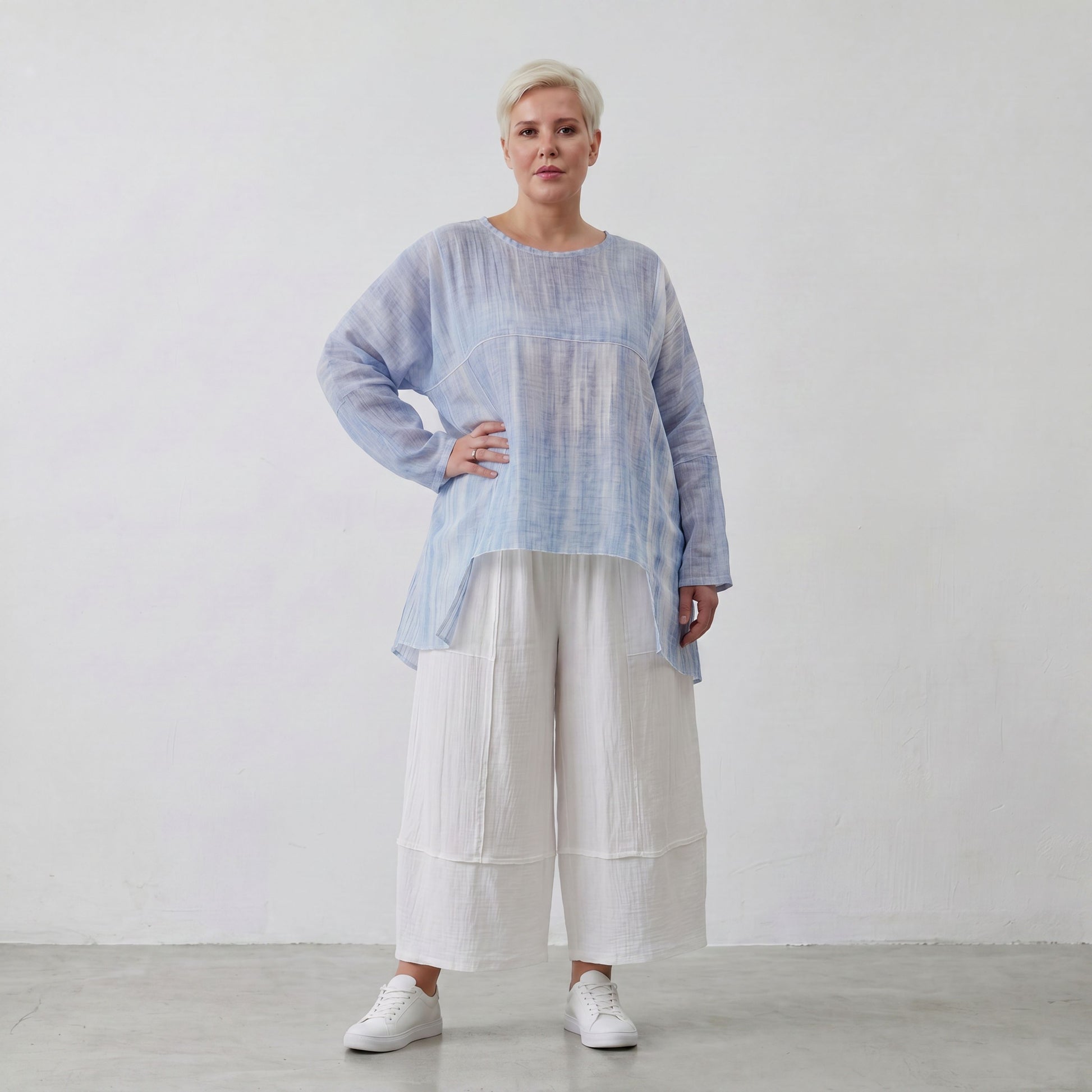 Fliessendes Oversize Shirt Jeansblau Weiß mit Zipfelsaum weich fallend locker und modern