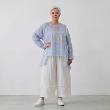 Fliessendes Oversize Shirt Jeansblau Weiß mit Zipfelsaum weich fallend locker und modern