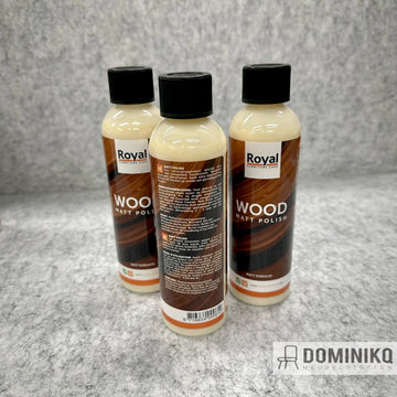 Drie flessen Royal Furniture Care Wood Matt Polish 250ml voor matlak houten meubelen, met logo Dominiko Meubelstoffen op achtergrond.