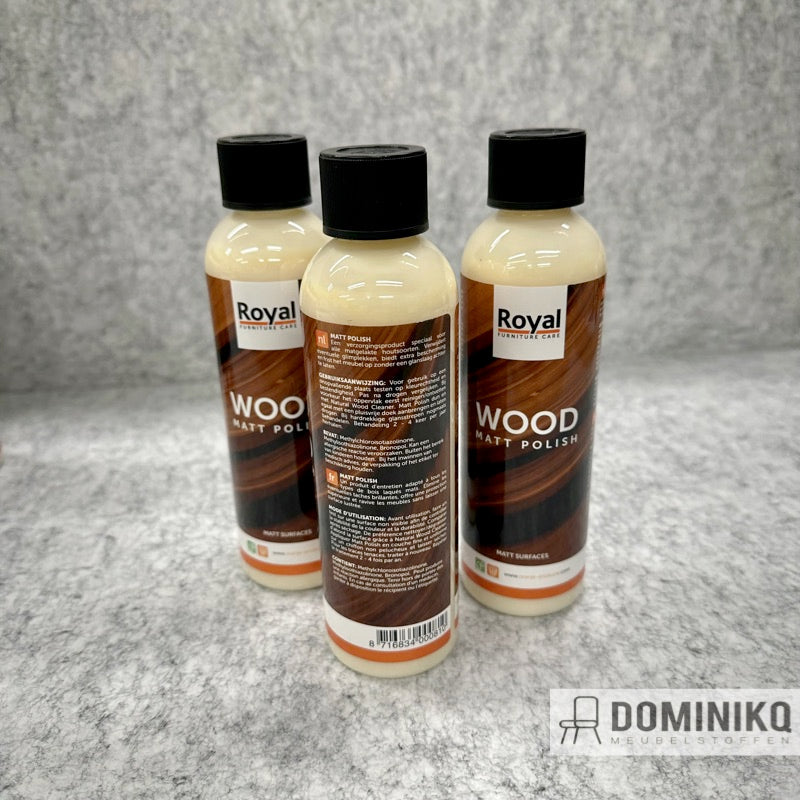 Drie flessen Royal Furniture Care Wood Matt Polish 250ml voor matlak houten meubelen, met logo Dominiko Meubelstoffen op achtergrond.