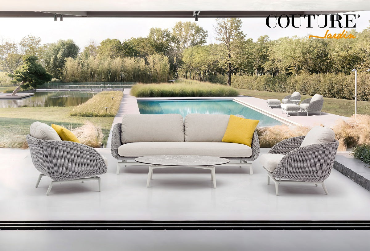 Outdoor sofa set with weather-resistant cushions | 户外沙发套装，配有耐候座垫 | 户外梳化套裝，配有耐候座墊