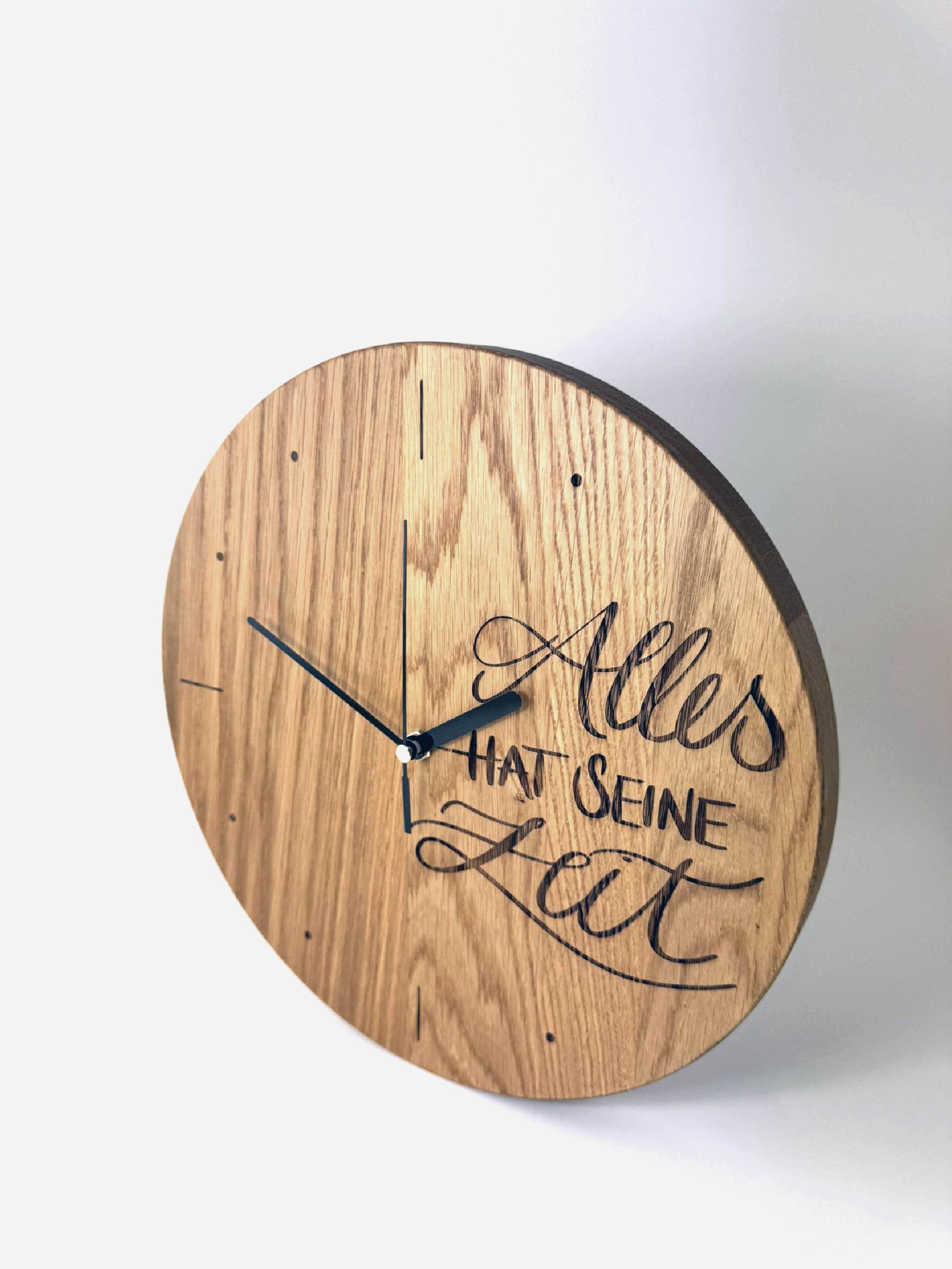 Alles hat seine Zeit – Wanduhr Eiche massiv mit Spruch