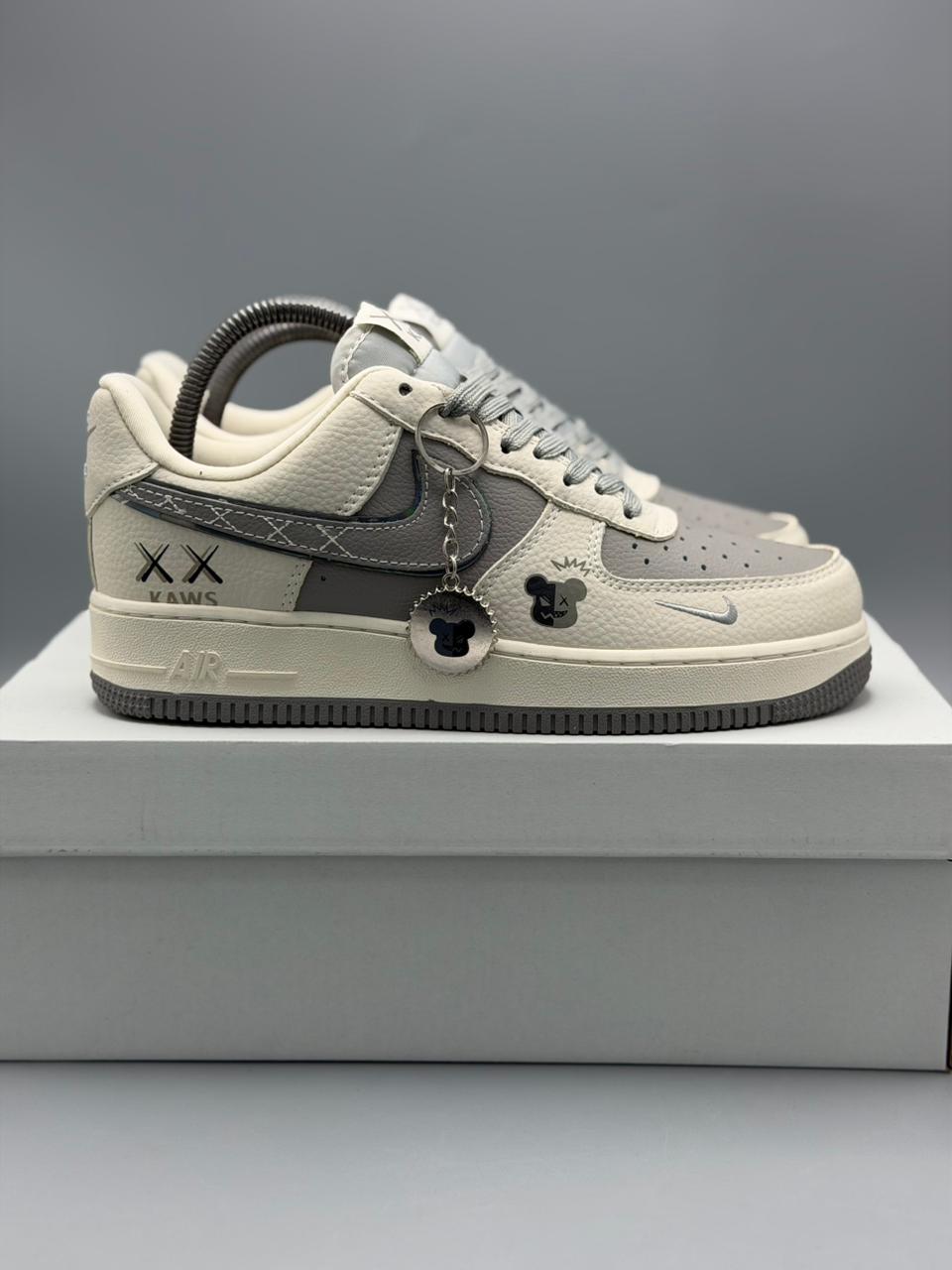 Air Force 1 estilo KAWS