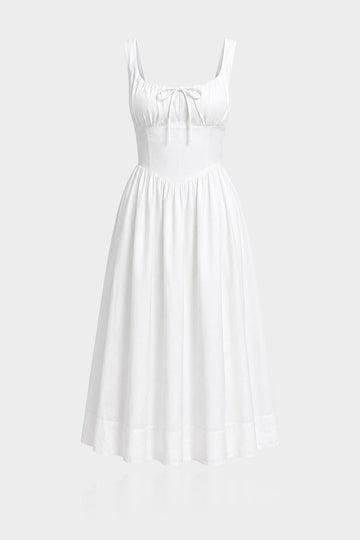 Sophisticated civil wedding dress with an elegant square neckline for front profile.
