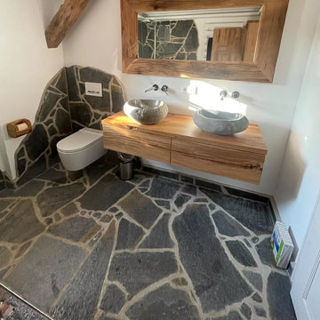 Natursteinplatten als Wandverkleidung und Bodenbelag im Badezimmer Deep Sea Quarzit Polygonalplatten