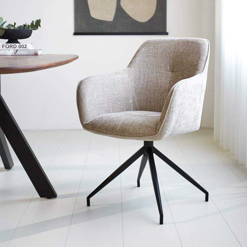 Silla de comedor Camiel Dimehouse Gris L x An x Al 62x61x54 Tela Vista frontal diagonal de fotografía atmosférica