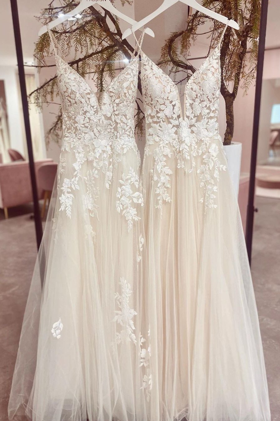 BMbridal Späghetti-Träger V Ausschnitt Hochzeit Dress Ärmellos With Spitze Applikation