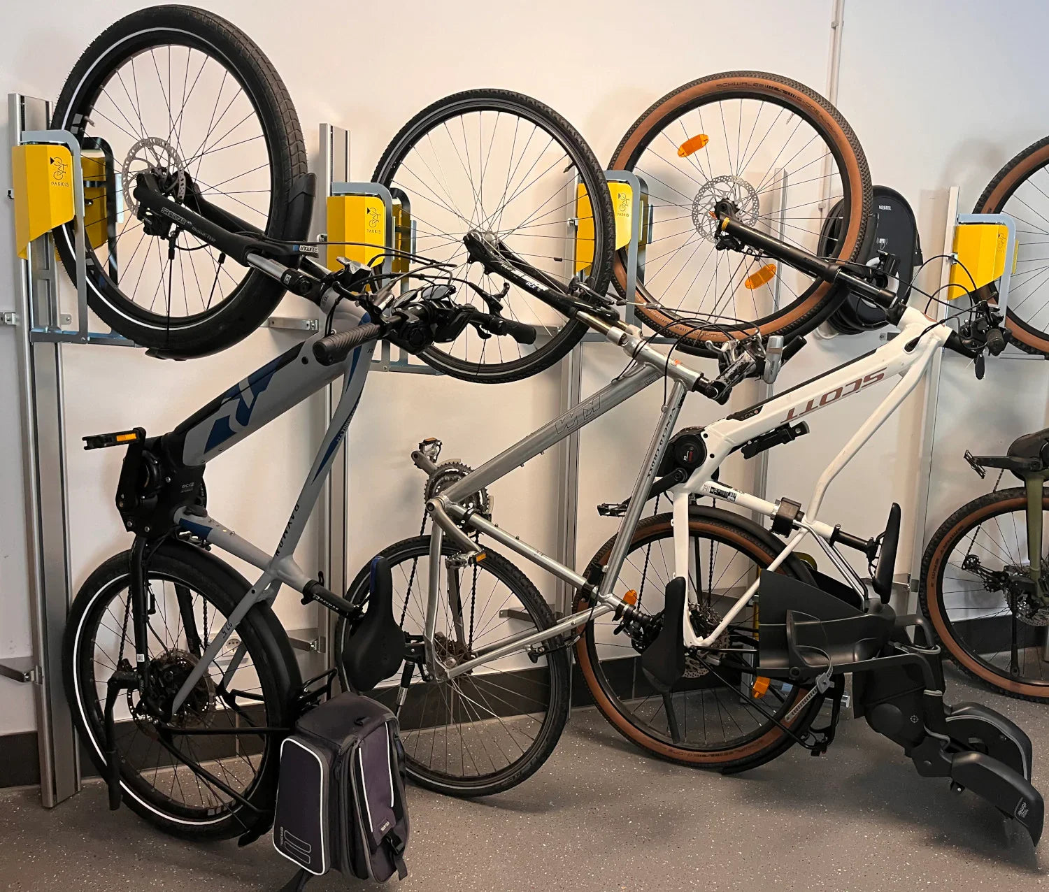 Vertikale Fahrrad-Wandhalterung mit mehreren aufgehängten Fahrrädern in Innenraum