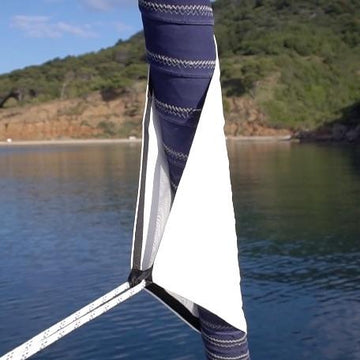Nahaufnahme einer weiß-schwarzen Fockmanschette, die an einem eingerollten Vorsegel auf einer Segelyacht befestigt ist – sorgt für sicheren Halt der Hängematte ohne das Segel zu beschädigen