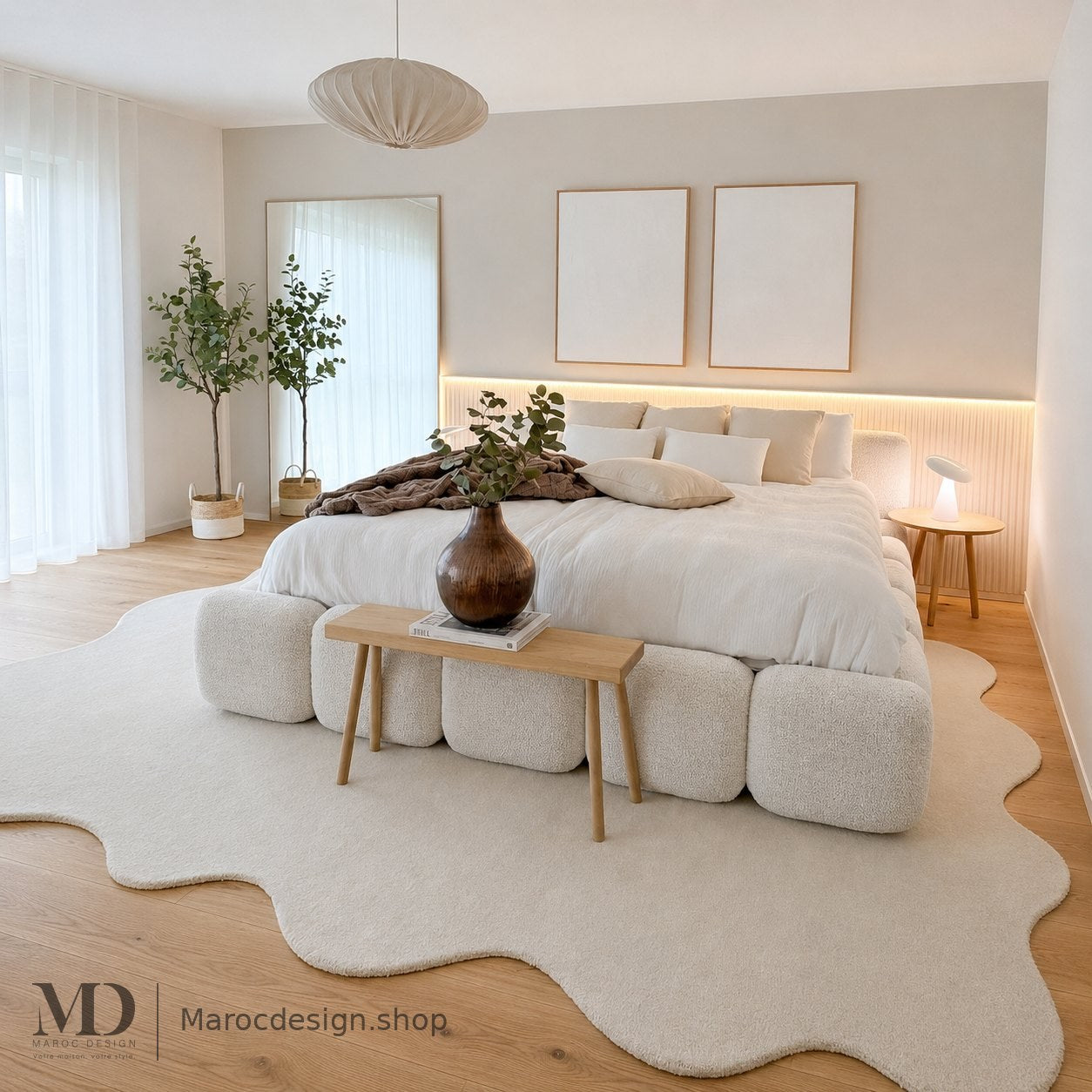 Lit bouclette écru cube dans une chambre lumineuse moderne – Maroc Design Casablanca