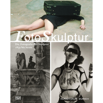 Das Buchcover für FotoSkulptur zeigt eine Collage aus drei Bildern: eine Person, die mit einem Koffer auf dem Rücken auf dem Boden liegt, eine Wasserspeier-Skulptur und eine Frau mit Maske und kunstvollem Körperschmuck.