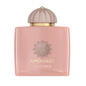 Amouage - Odyssey Collection - Guidance Flakon in zartem Rosa mit goldfarbenem Emblem und gewölbtem Verschluss vor weißem Hintergrund