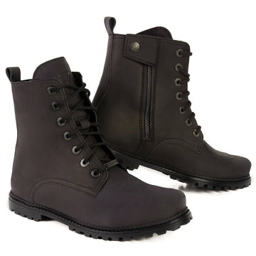 Rebelhorn Unisex MC-Stövlar Nomad Vintage i svart läder med snörning och sidodragkedja för säker passform. Slitstark sula för optimalt grepp.