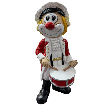 Große Clown-Dekofigur mit roter Nase in rot-weißer Trommler-Uniform, ca. 20 cm groß, stehend dargestellt und eine Trommel vor dem Körper haltend, vor weißem Hintergrund.